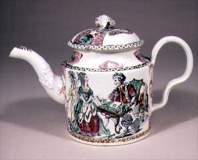 إبريق الشاي ، مع نقش عليه عبارة "God Speed the Plough" و "Success to the Grain Return'd" على ظهر الصفحة ، ليدز ، حوالي 1780 (كريم) بواسطة مدرسة اللغة الإنجليزية