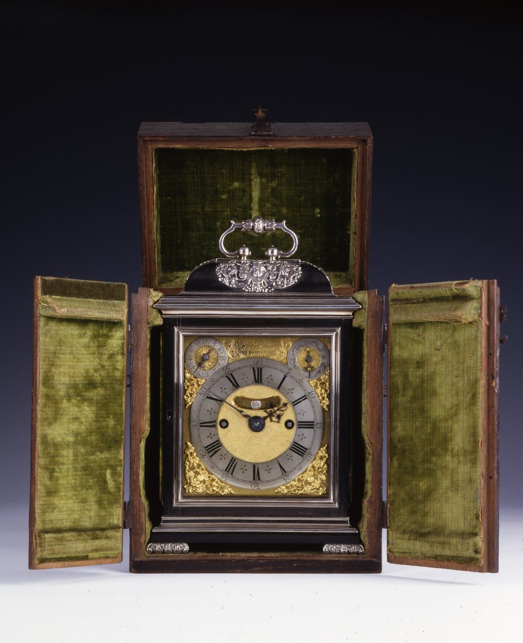 The Barnard Tompion، Tompion and Banger، London، No. 460، Stracket Clock، c.1708 (خشب الأبنوس والفضة) (انظر أيضًا 745882-87) بواسطة مدرسة اللغة الإنجليزية