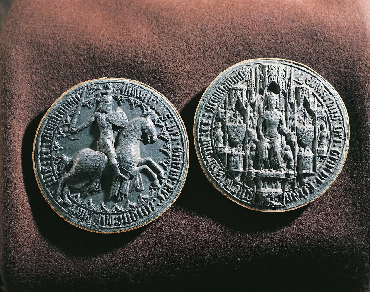 The Seal of King Edward III of England (metal) بواسطة مدرسة اللغة الإنجليزية