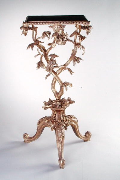 طاولة ترايبود ، c.1760 (giltwood) بواسطة مدرسة اللغة الإنجليزية