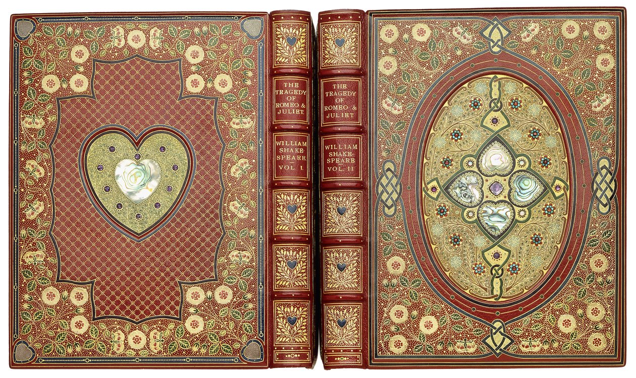 أطقم الأغطية العلوية والسفلية بتصميمات القلب والزهور حوالي عام 1920 بواسطة مدرسة اللغة الإنجليزية