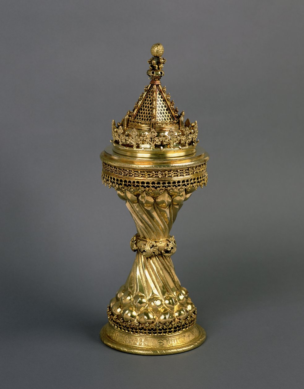 Warden Hills Salt ، مقدم إلى New College ، Oxford بواسطة Walter Hill ، Warden من 1475-94 ، c.1475-94 (silver-gilt) (انظر أيضًا 355577) بواسطة مدرسة اللغة الإنجليزية