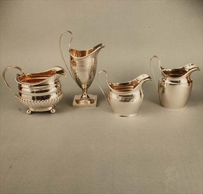 مجموعة اباريق كريمية ، كل فترة جورج الثالث (1760-1820) (فضي) بواسطة المدرسة الإنجليزية المدرسة الإنجليزية