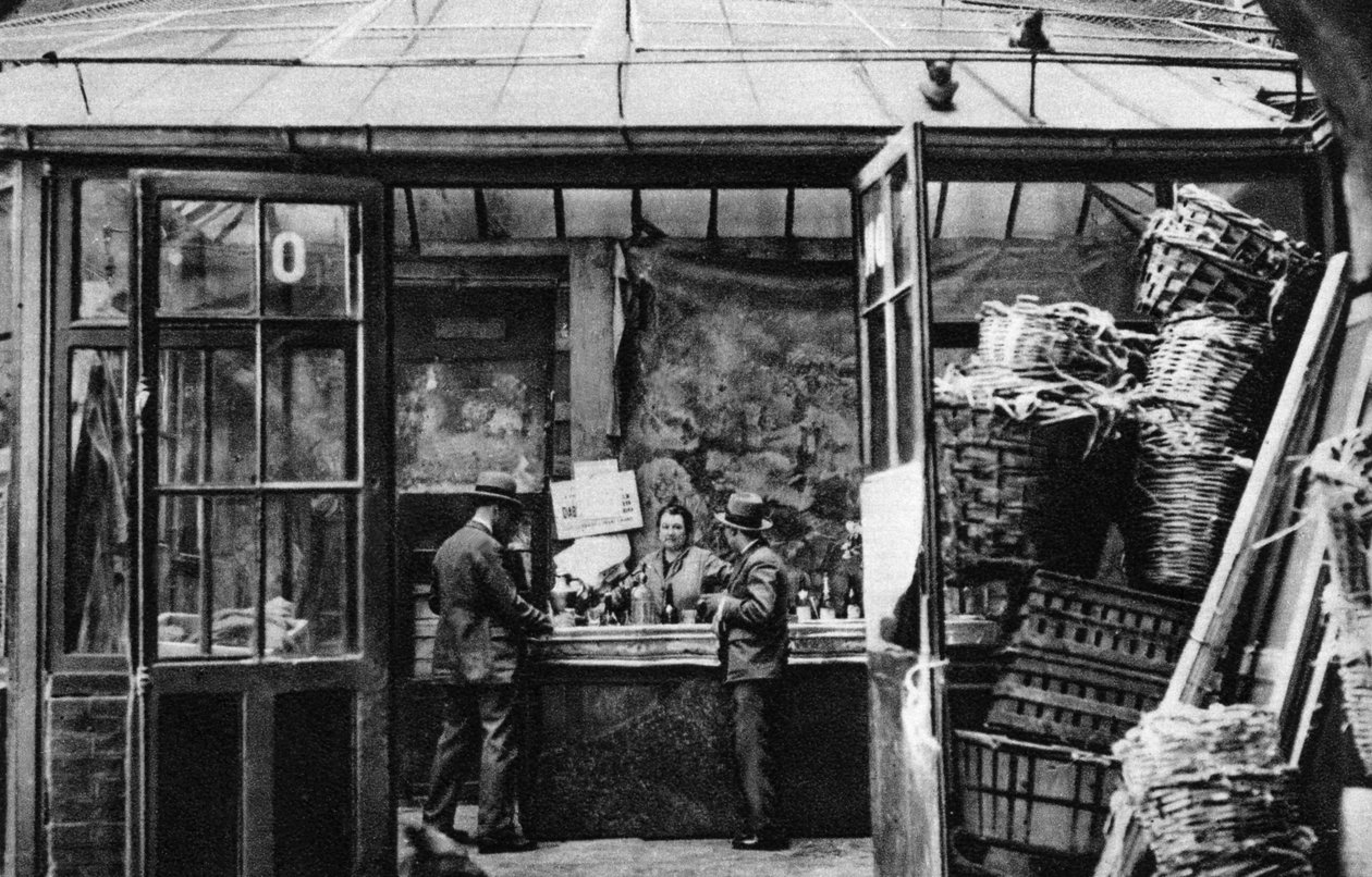 شريط في حي السوق المركزي ، باريس ، 1931. بواسطة إرنست فلاماريون