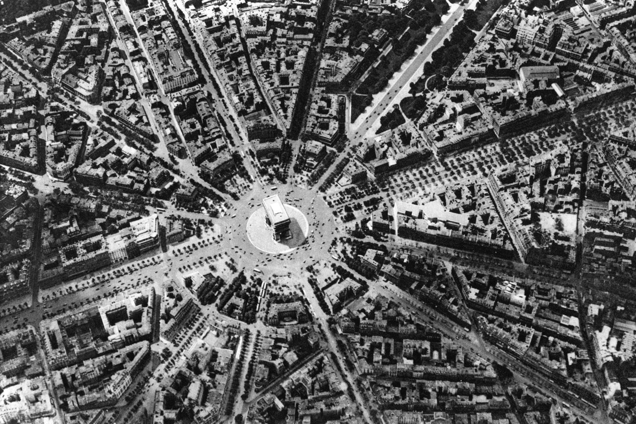 منظر عين الطيور لساحة ليتوال وقوس النصر ، باريس ، 1931 بواسطة إرنست فلاماريون