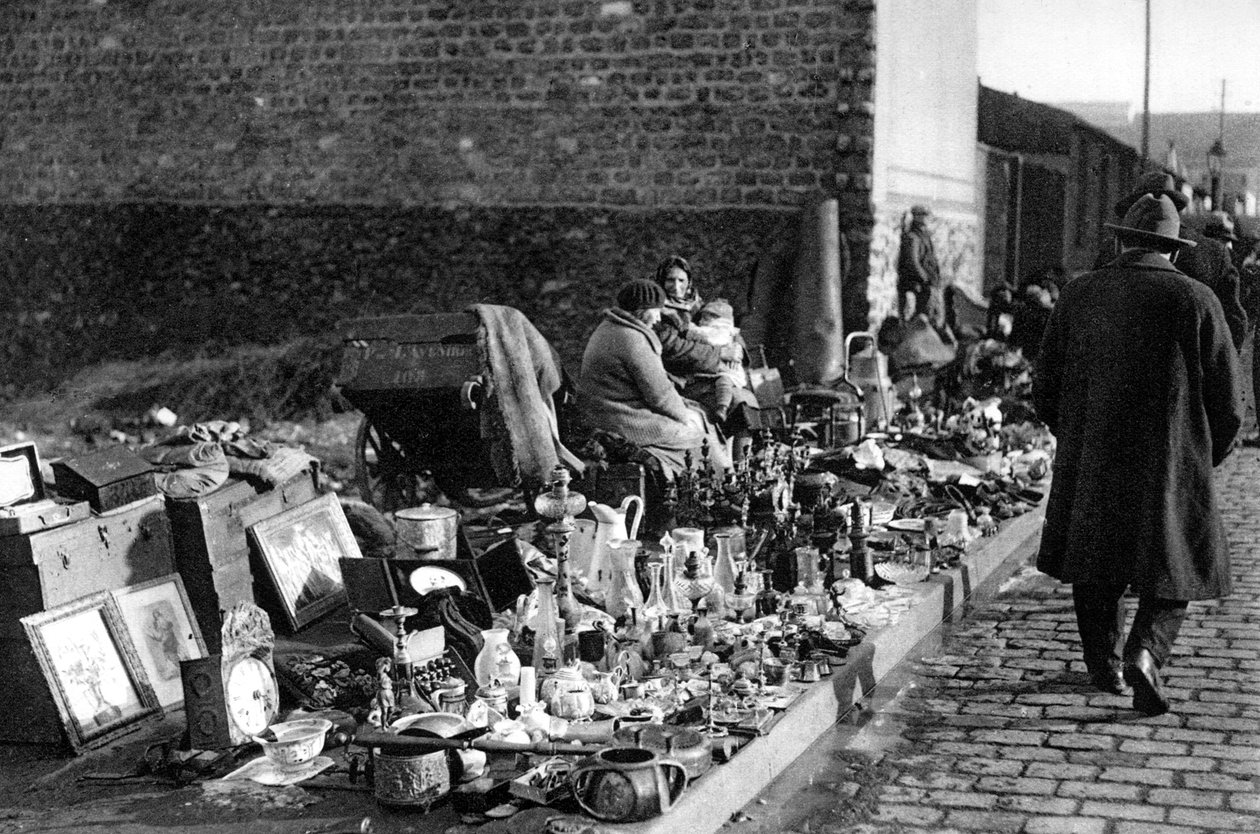 عرض للبضائع في سوق السلع المستعملة ، باريس ، 1931 بواسطة إرنست فلاماريون