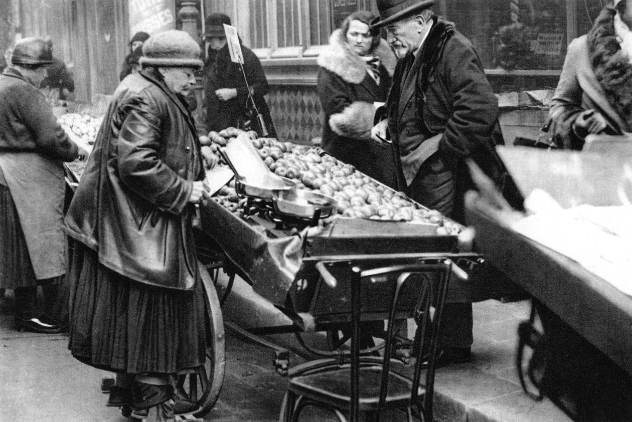 بائع فواكه نموذجي ، باريس ، 1931. بواسطة إرنست فلاماريون