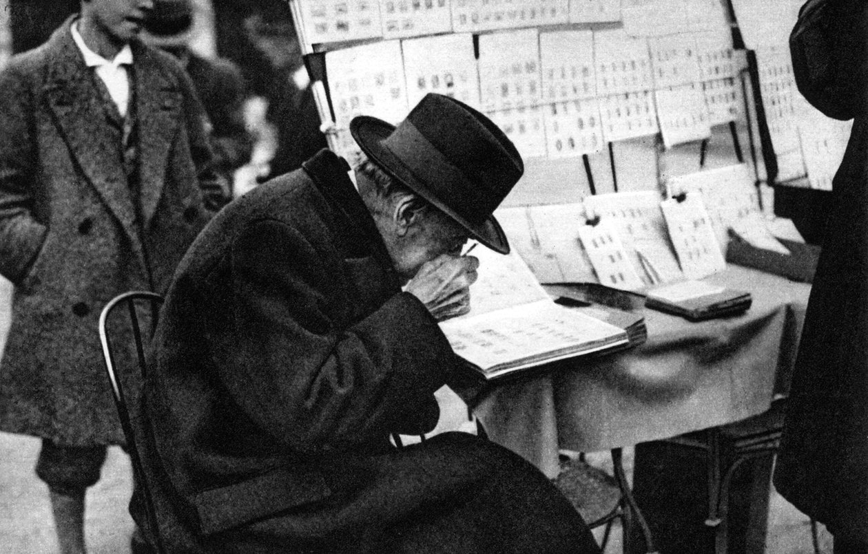 مشتري قديم للطوابع ، باريس ، 1931. بواسطة إرنست فلاماريون