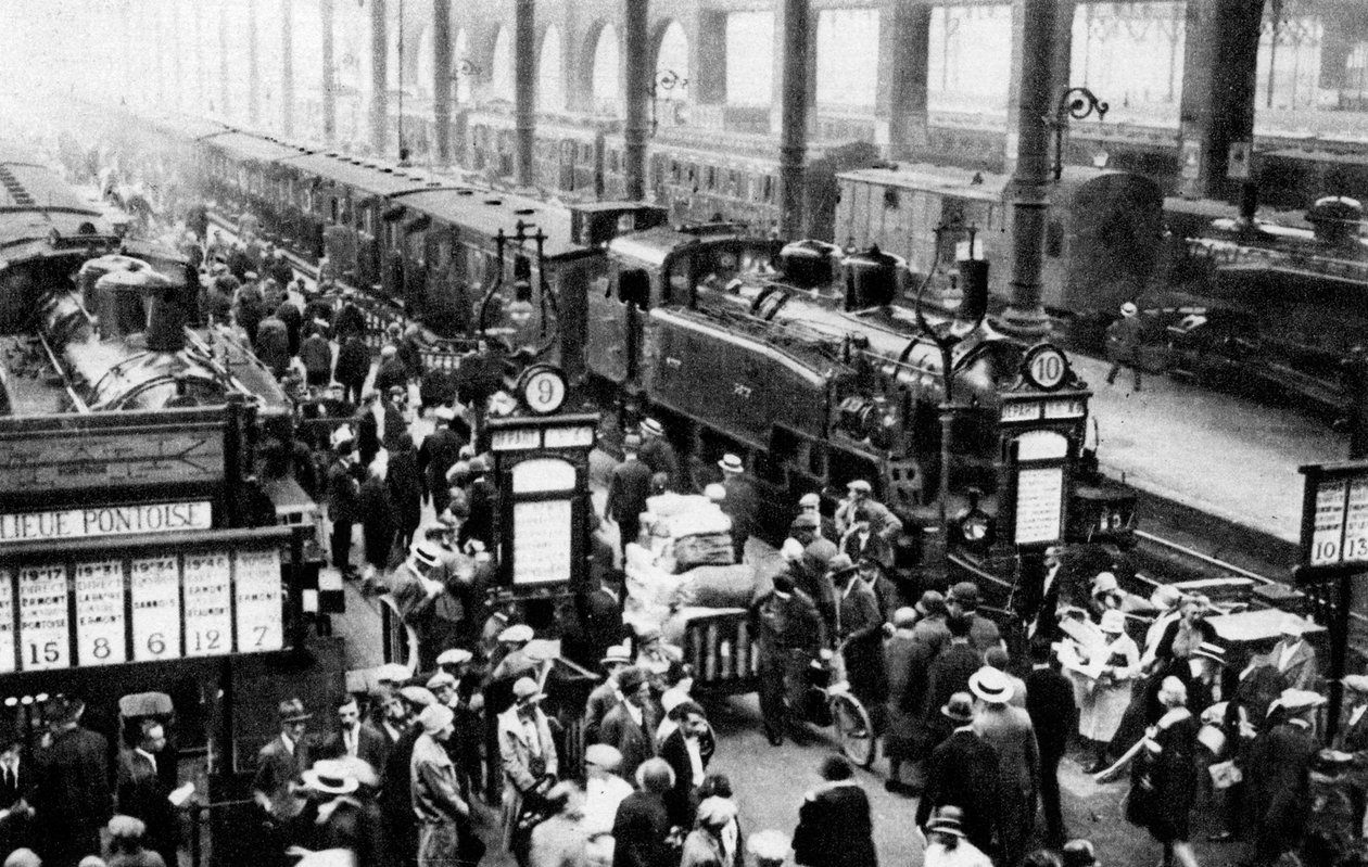 وصول القطار إلى المحطة الشمالية ، باريس ، 1931. بواسطة إرنست فلاماريون
