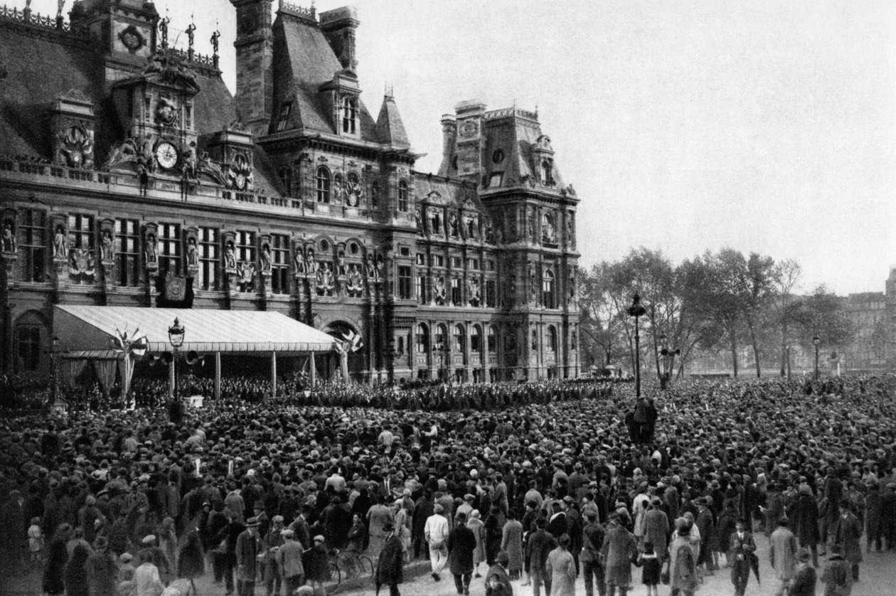 حشد أمام قاعة المدينة في يوم استقبال ، باريس ، 1931 بواسطة إرنست فلاماريون
