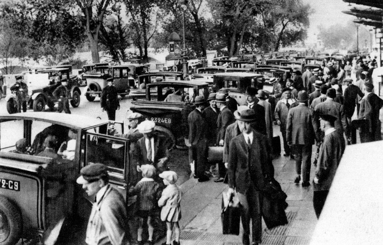 حشود أمام المحطة ، أورساي ، باريس ، 1931 بواسطة إرنست فلاماريون