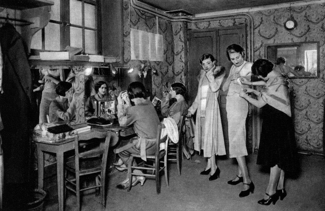 موديلات في خياط ملابس رائع ، باريس ، 1931 بواسطة إرنست فلاماريون