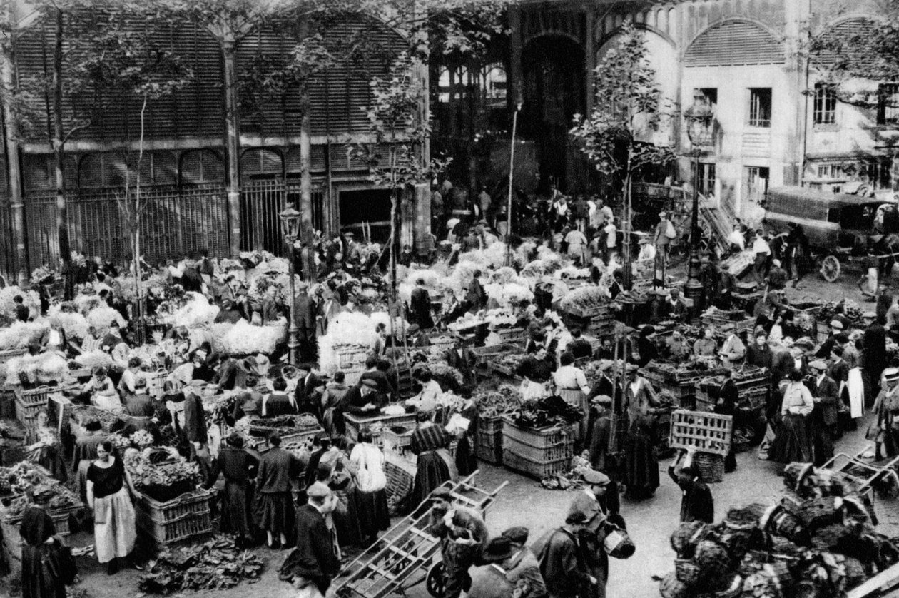 خارج السوق المركزي ، باريس ، 1931. بواسطة إرنست فلاماريون