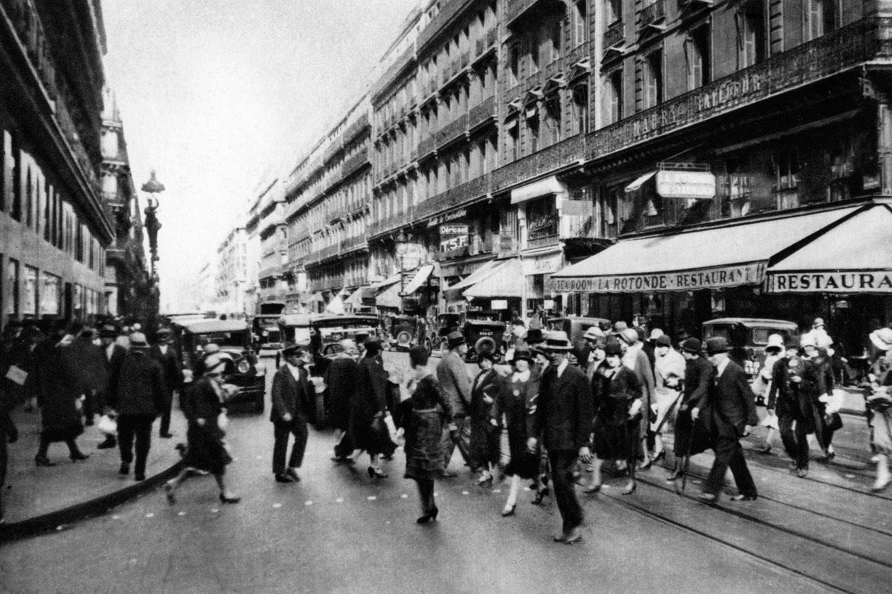 شارع لافاييت في وقت التسوق ، باريس ، 1931. بواسطة إرنست فلاماريون