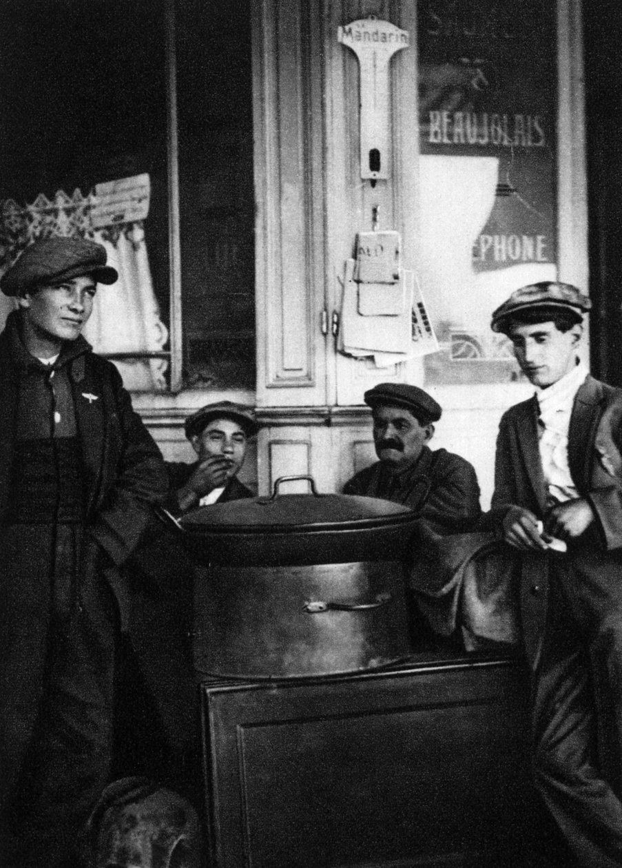 باعة الشوارع من الكستناء المحمص ، باريس ، 1931. بواسطة إرنست فلاماريون