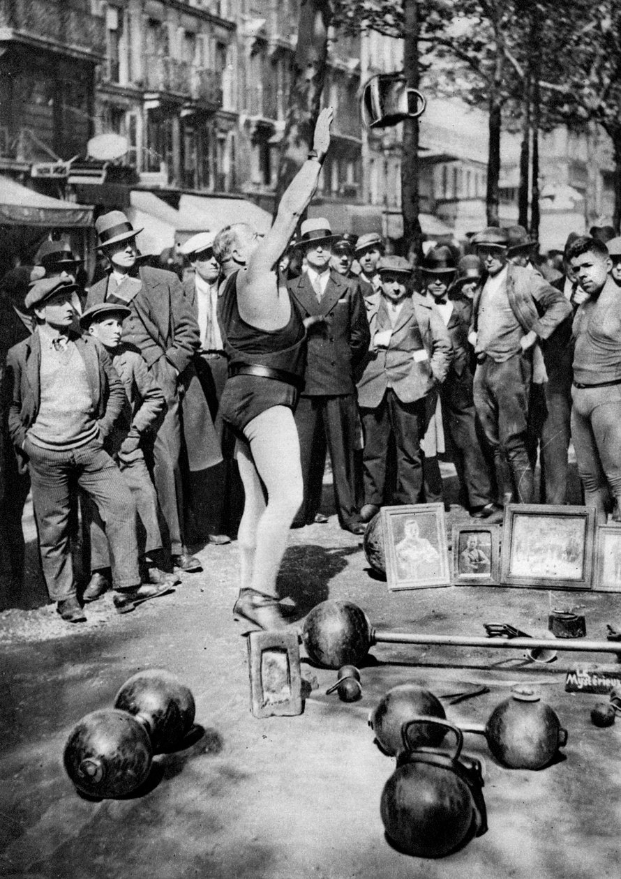 الرجل القوي الذي يتلاعب بالأوزان ، باريس ، 1931. بواسطة إرنست فلاماريون