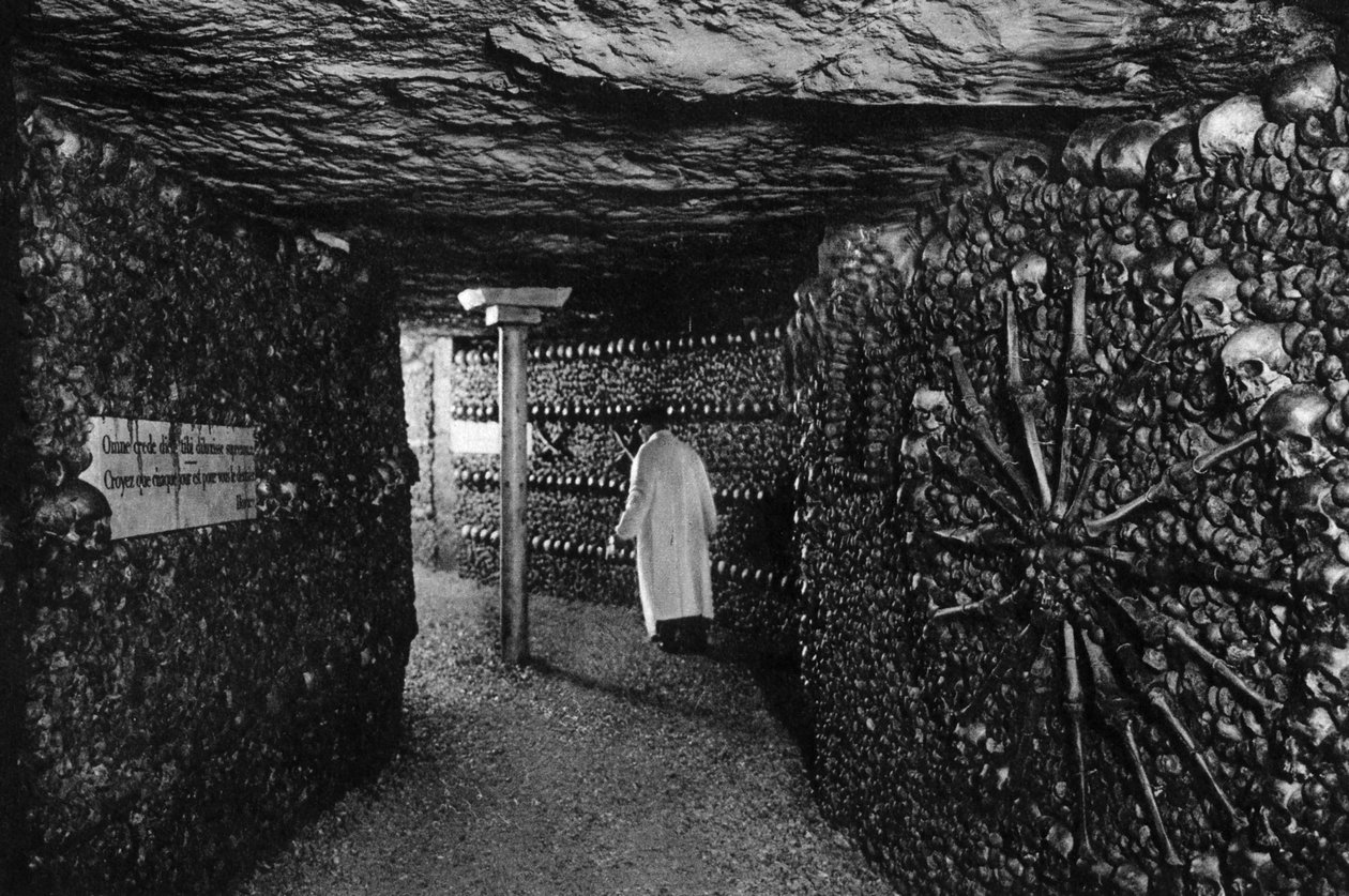 سراديب الموتى ، باريس ، 1931. بواسطة إرنست فلاماريون