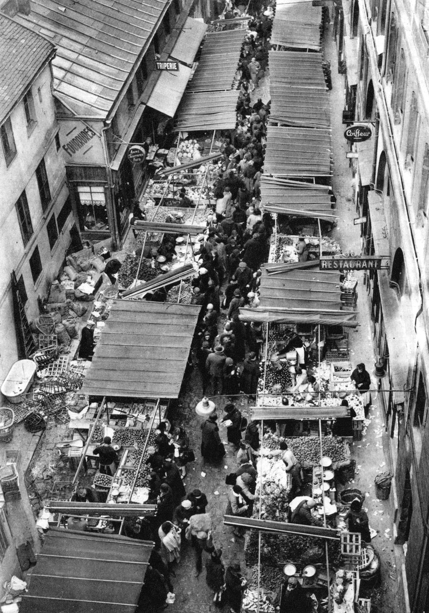 السوق الخلاب في باساج بيريير ، باريس ، 1931. بواسطة إرنست فلاماريون