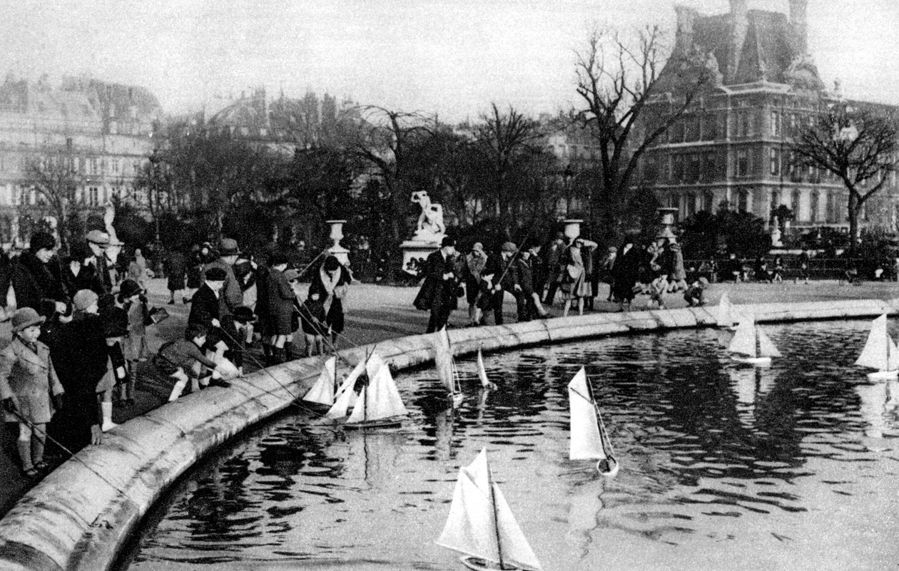 قوارب لعبة في حدائق التويلري ، باريس ، 1931. بواسطة إرنست فلاماريون