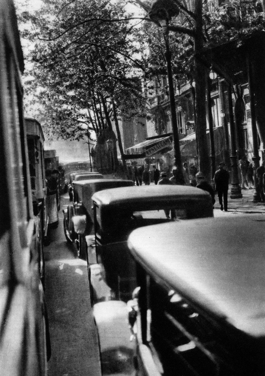 المرور على جراند بوليفاردز ، باريس ، 1931. بواسطة إرنست فلاماريون
