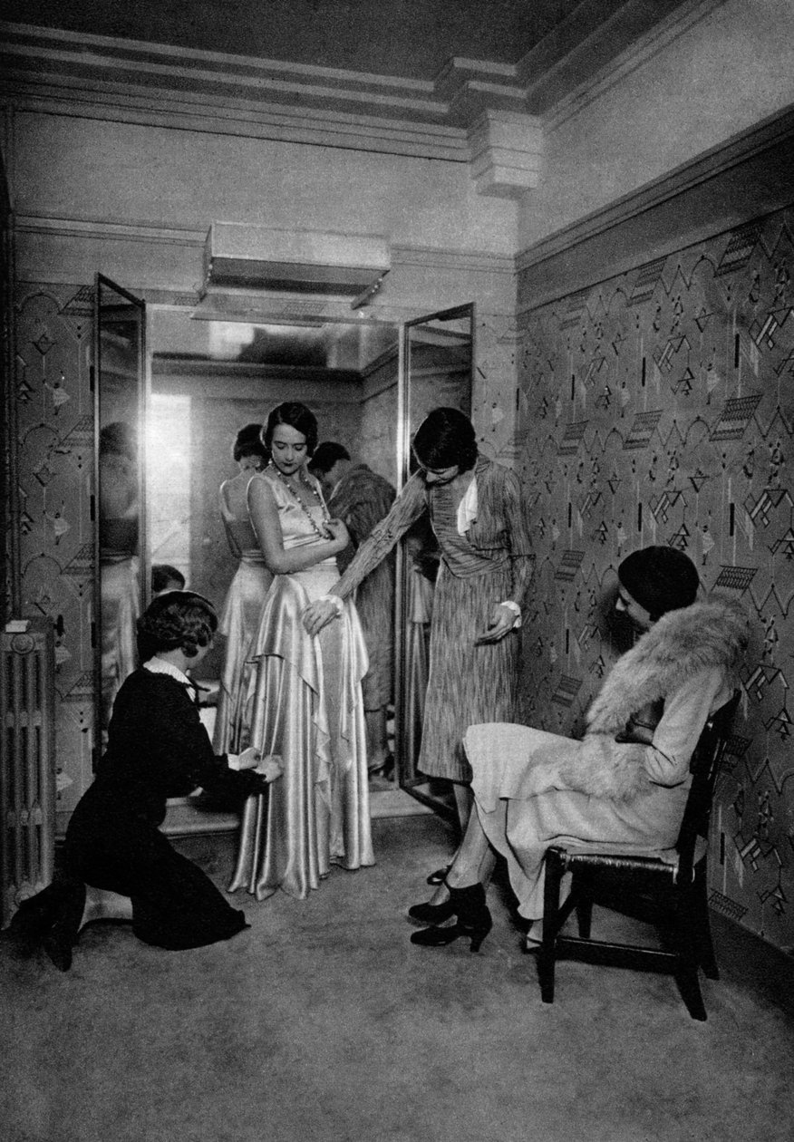 محاولة ارتداء فستان في خياط ملابس رائع ، باريس ، 1931. بواسطة إرنست فلاماريون