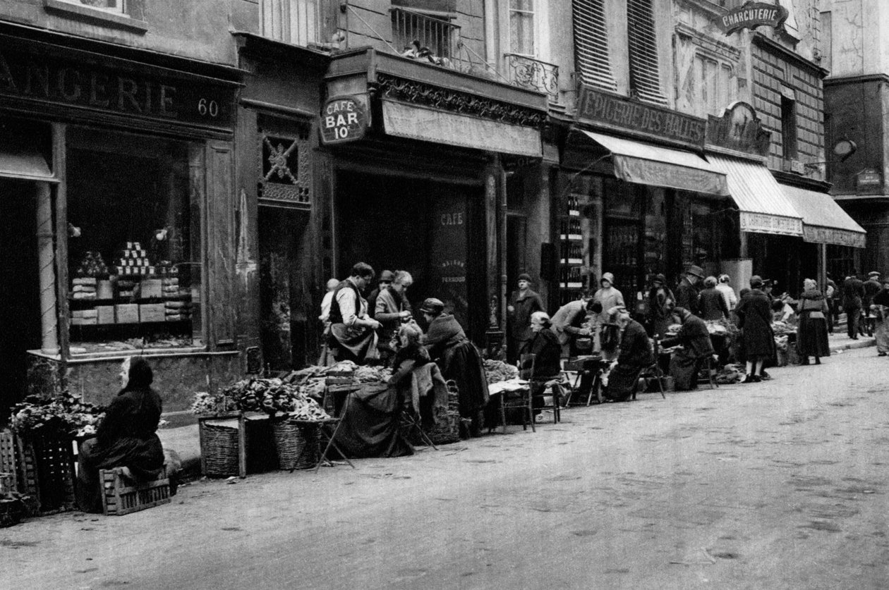 باعة الخضار في ربع السوق المركزي ، باريس ، 1931. بواسطة إرنست فلاماريون