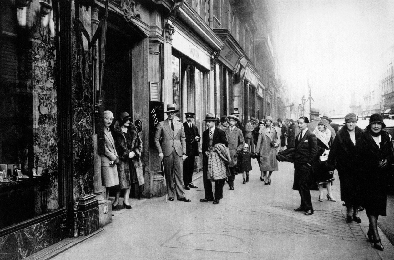 في انتظار خروج الخياطات من العمل ، باريس ، 1931. بواسطة إرنست فلاماريون