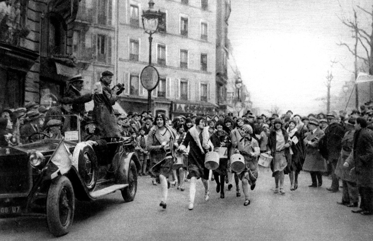 مباراة المشي في midinettes ، باريس ، عيد سانت كاترين ، 1931. بواسطة إرنست فلاماريون