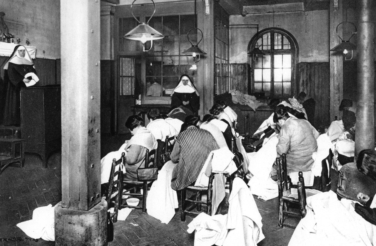 - ورشة عمل بسجن سانت لازار للنساء بباريس عام 1931. بواسطة إرنست فلاماريون