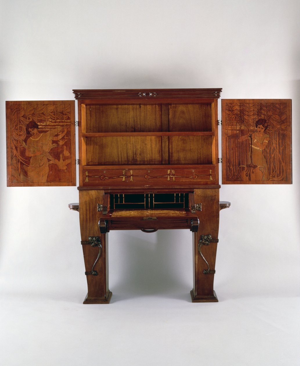 Secretaire writing desk بواسطة إرنستو باسيلي