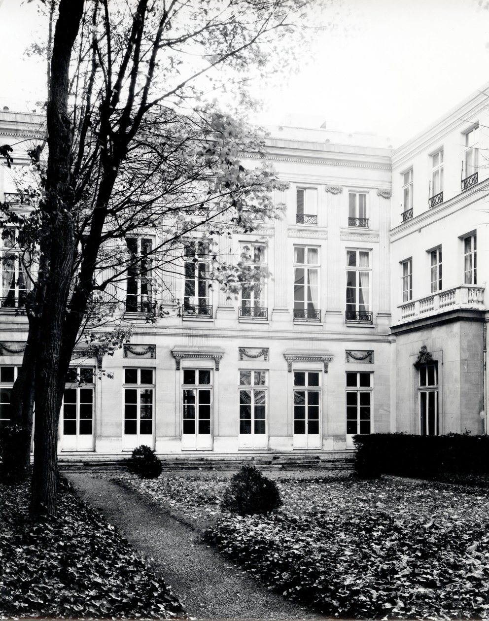 Maison Alexandre ، واجهة في الحديقة (16 شارع de la ville l'Eveque ، باريس). الهندسة المعمارية من قبل إتيان لويس بولي (إتيان لويس بول) ، مهندس معماري فرنسي (1728-1799). بواسطة إتيان لويس بولي