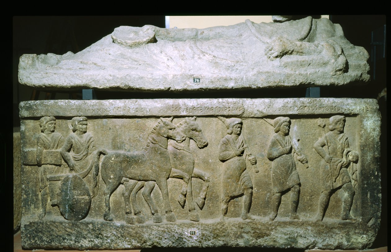 تابوت من Necropolis Banditaccia ، Cerveteri ، إيطاليا (الحجر الجيري) بواسطة إتروسكان