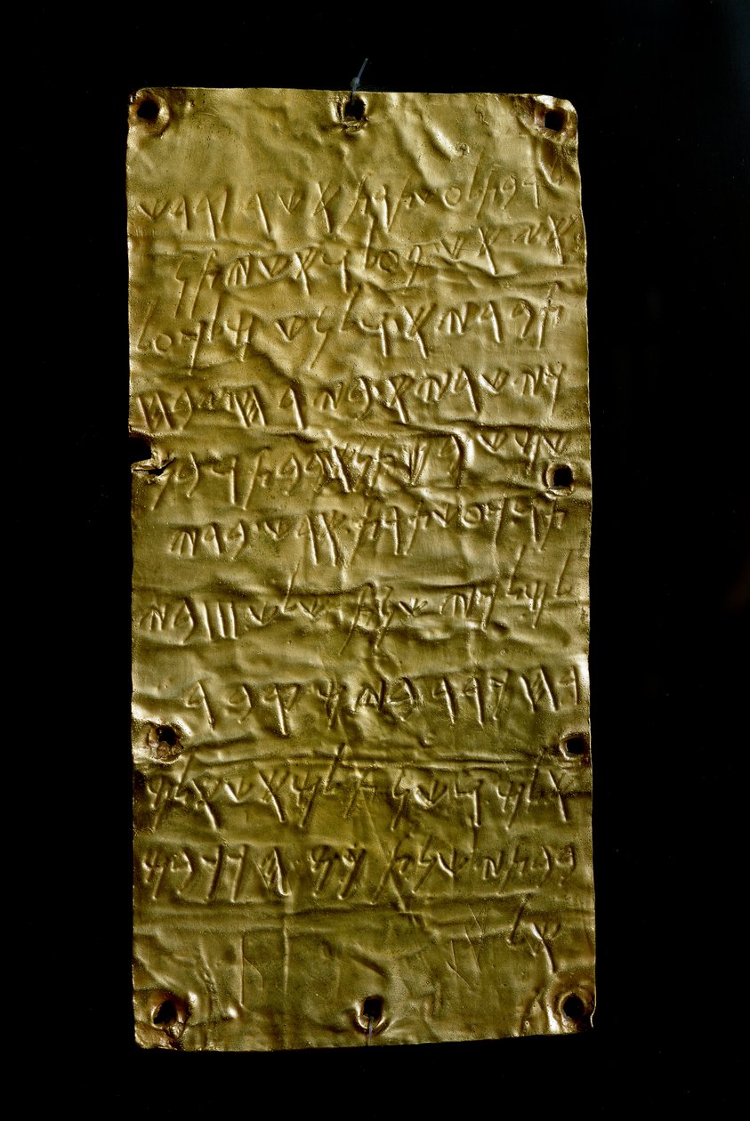 Antiquite etruscan: ألواح (شرائح) من بيرجي من الذهب منقوشة بنقوش فينيقية مكرسة للإلهة عشتروت. نهاية القرن السادس وأوائل القرن الخامس قبل الميلاد. خافت. 19.3 سم روما ، متحف ناسيونالي دي فيلا جوليا بواسطة إتروسكان