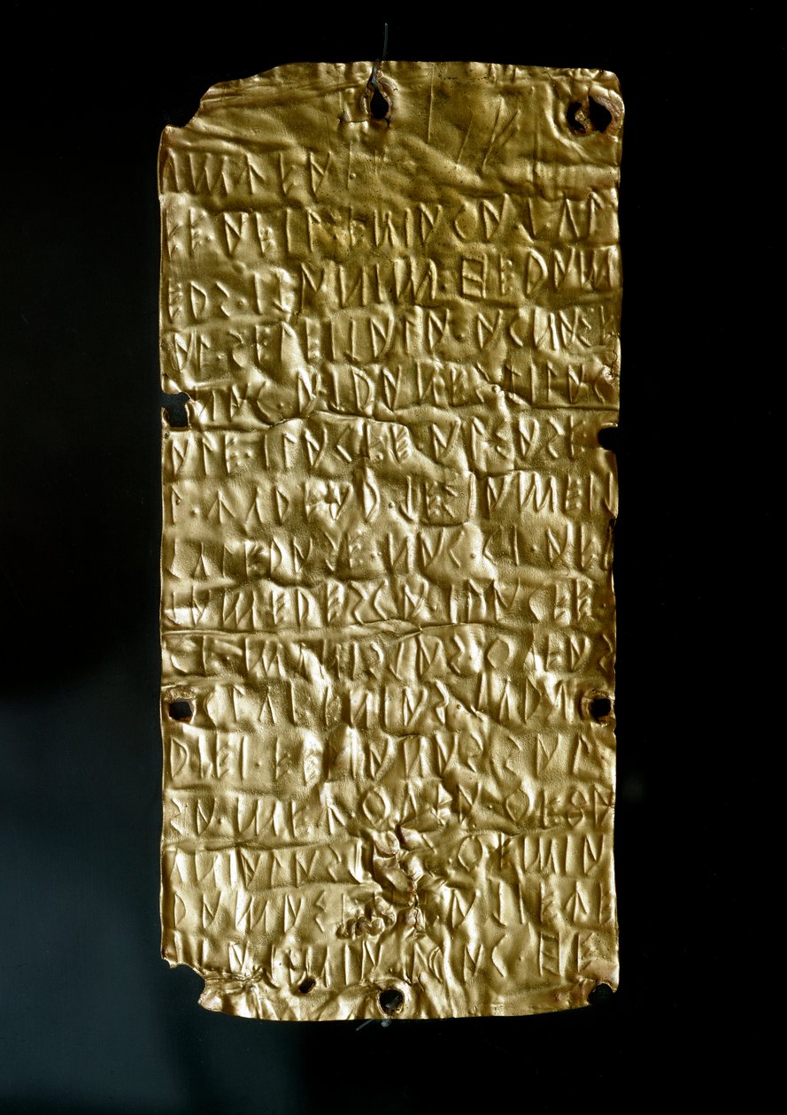 Antiquite etruscan: ألواح (شرائح) من بيرجي من الذهب منقوشة بنقوش باللغة الأترورية مكرسة للإلهة المتحدة. نهاية القرن السادس وأوائل القرن الخامس قبل الميلاد. خافت. 18.5 سم روما ، Museo Nazionale di Villa Giulia بواسطة إتروسكان