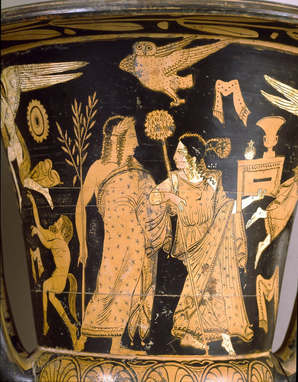 Antiquite etrusque: الحفرة الجرسية التي تمثل تدمير طروادة: التفاصيل تمثل ديونيسوس وآريان. من Falerii Veteres (Civita Castellana). 350-300 ق. روما ، المتحف الوطني لفيلا جوليا بواسطة إتروسكان