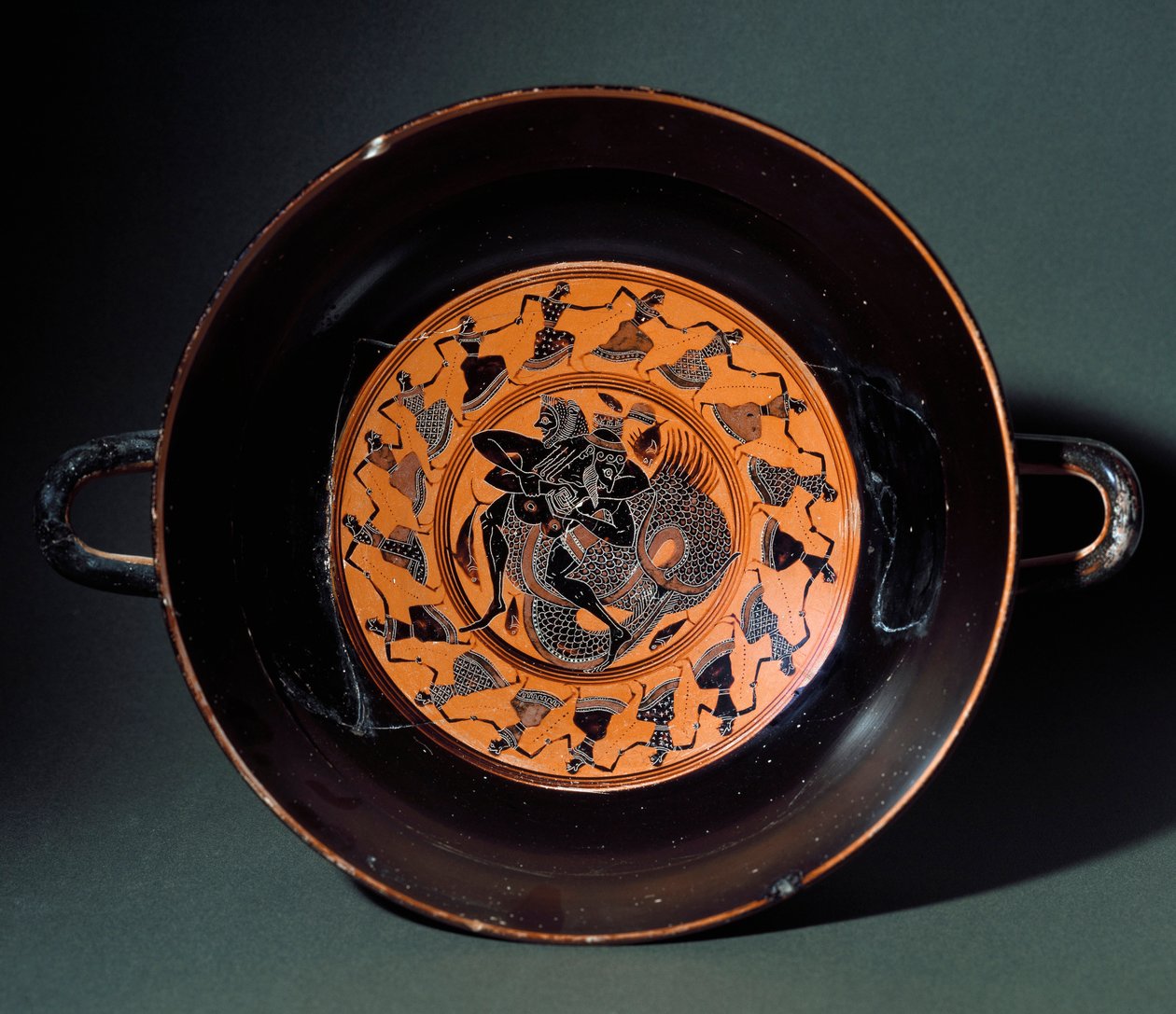 Antiquite etrusque: كأس من الطين يمثل القتال بين هيراكليس والوحش البحري تريتون. من Tarquinia. 550 ق. Tarquinia ، Museo Archeologico بواسطة إتروسكان