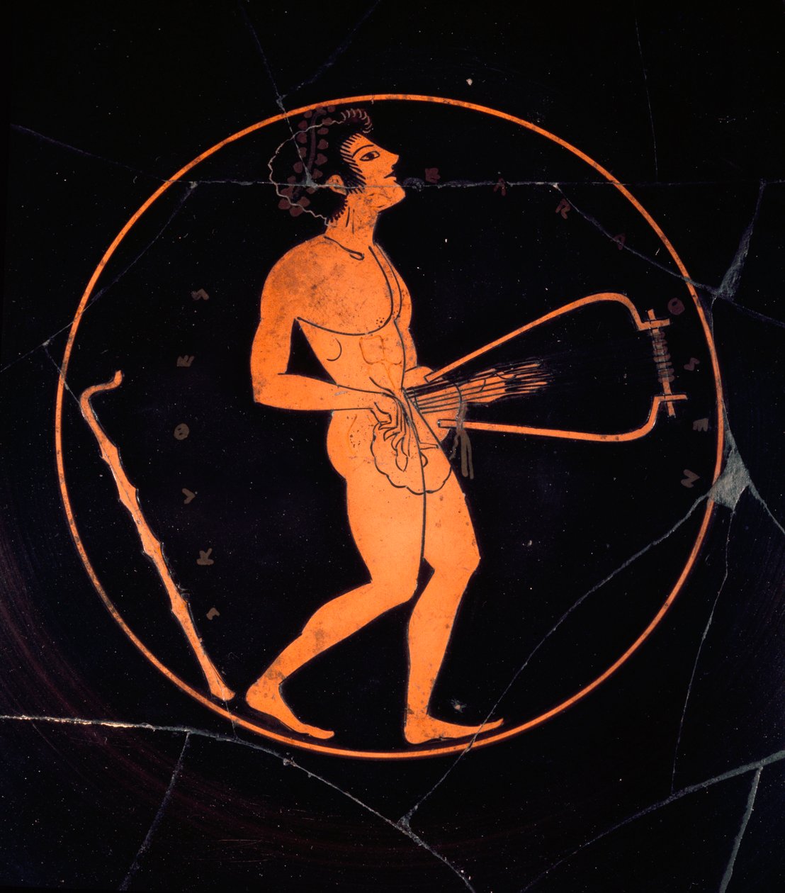 الفن الأتروسكي: يزين الطين الأسود Kylix تمثيل عازف القيثارة. من قبر المزهريات اليونانية. مقبرة اللصوص. سيرفيتيري. القرن السادس أو الخامس قبل الميلاد. روما ، متحف ناسيونالي دي فيلا جوليا بواسطة إتروسكان