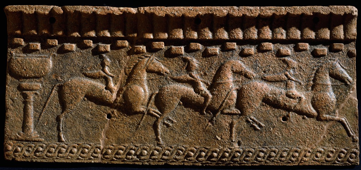 الفن الأتروسكي: إفريز وديكور من الفرسان من مجموعة معمارية في مورلو. القرن السادس قبل الميلاد. Murlo ، Antiquarium Municipal ، إيطاليا بواسطة إتروسكان