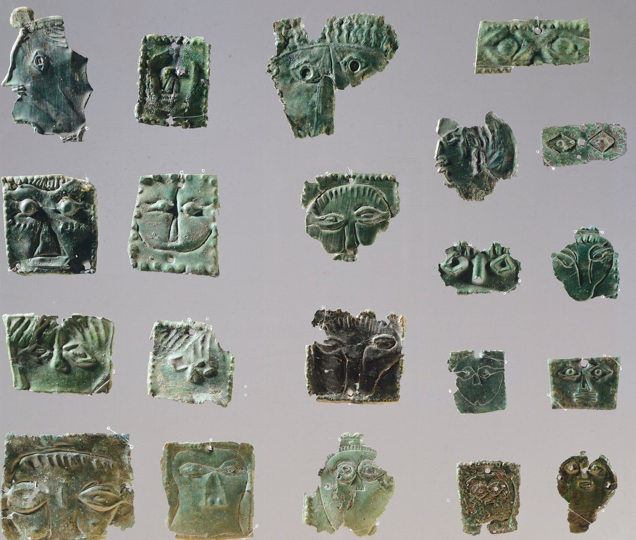 Ex-voto في لوحة برونزية تصور العيون. المصنوعات اليدوية من كائنات حرم Reithia Este (Venetia). الحضارة الأترورية ، القرن الخامس والرابع قبل الميلاد. بواسطة إتروسكان
