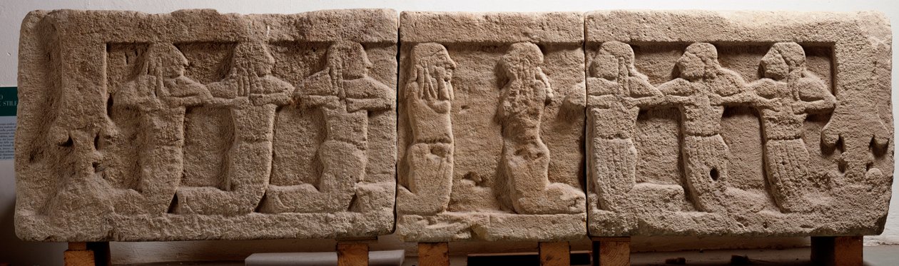 سرير جنائزي مصنوع من ثلاث كتل طافية ، القرن السادس قبل الميلاد بواسطة إتروسكان