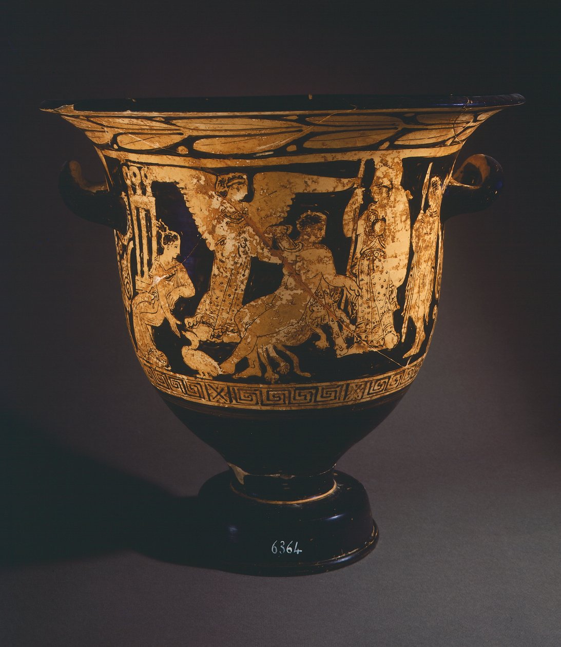 Krater (إناء كبير) بواسطة الرسام نيبي. فخار أحمر الشكل من كورشيانو (لاتسيو). الحضارة الأترورية ، القرن الرابع قبل الميلاد. بواسطة إتروسكان