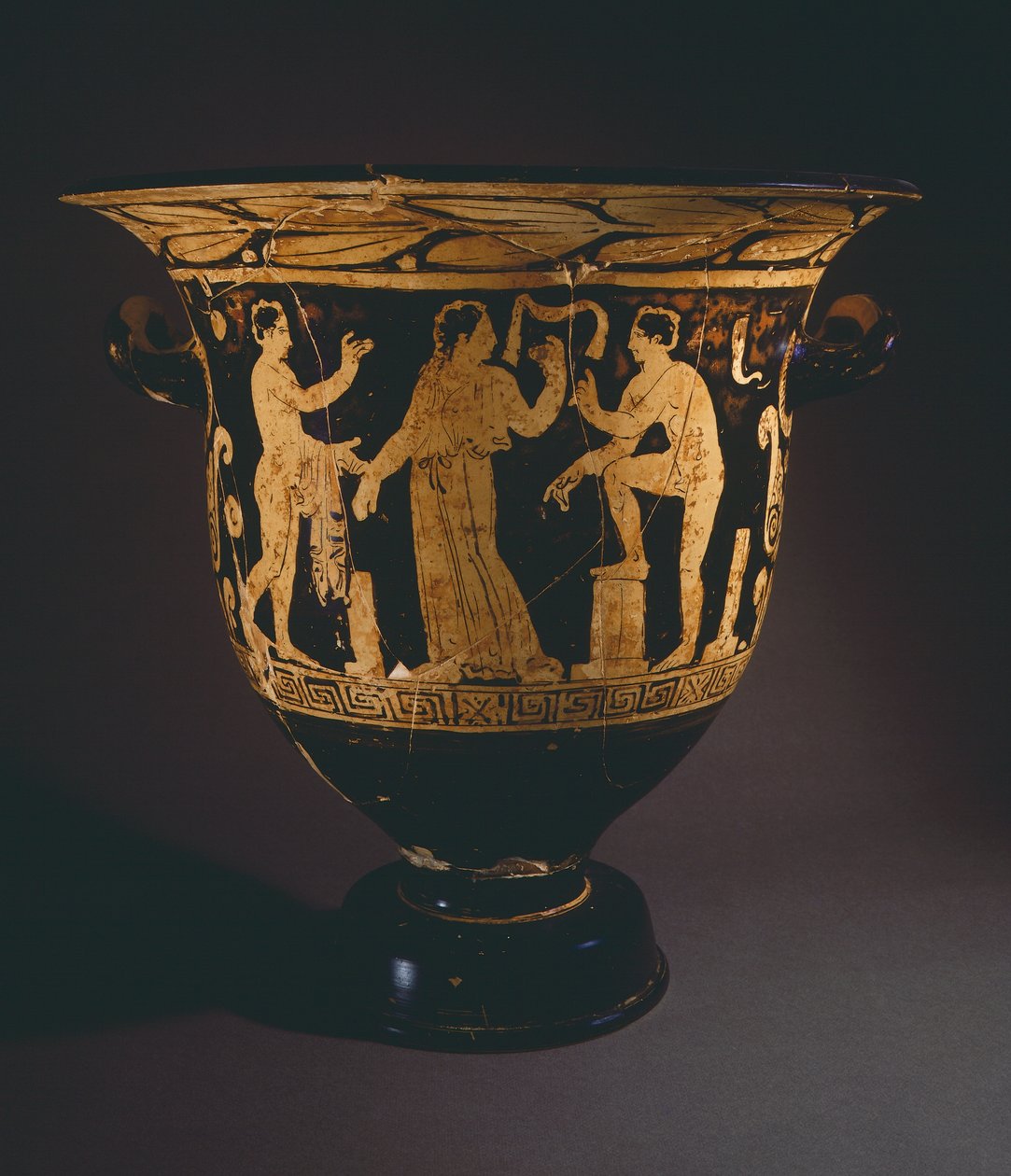 Krater (إناء كبير) بواسطة الرسام نيبي. فخار أحمر الشكل من كورشيانو (لاتسيو). الحضارة الأترورية ، القرن الرابع قبل الميلاد. بواسطة إتروسكان