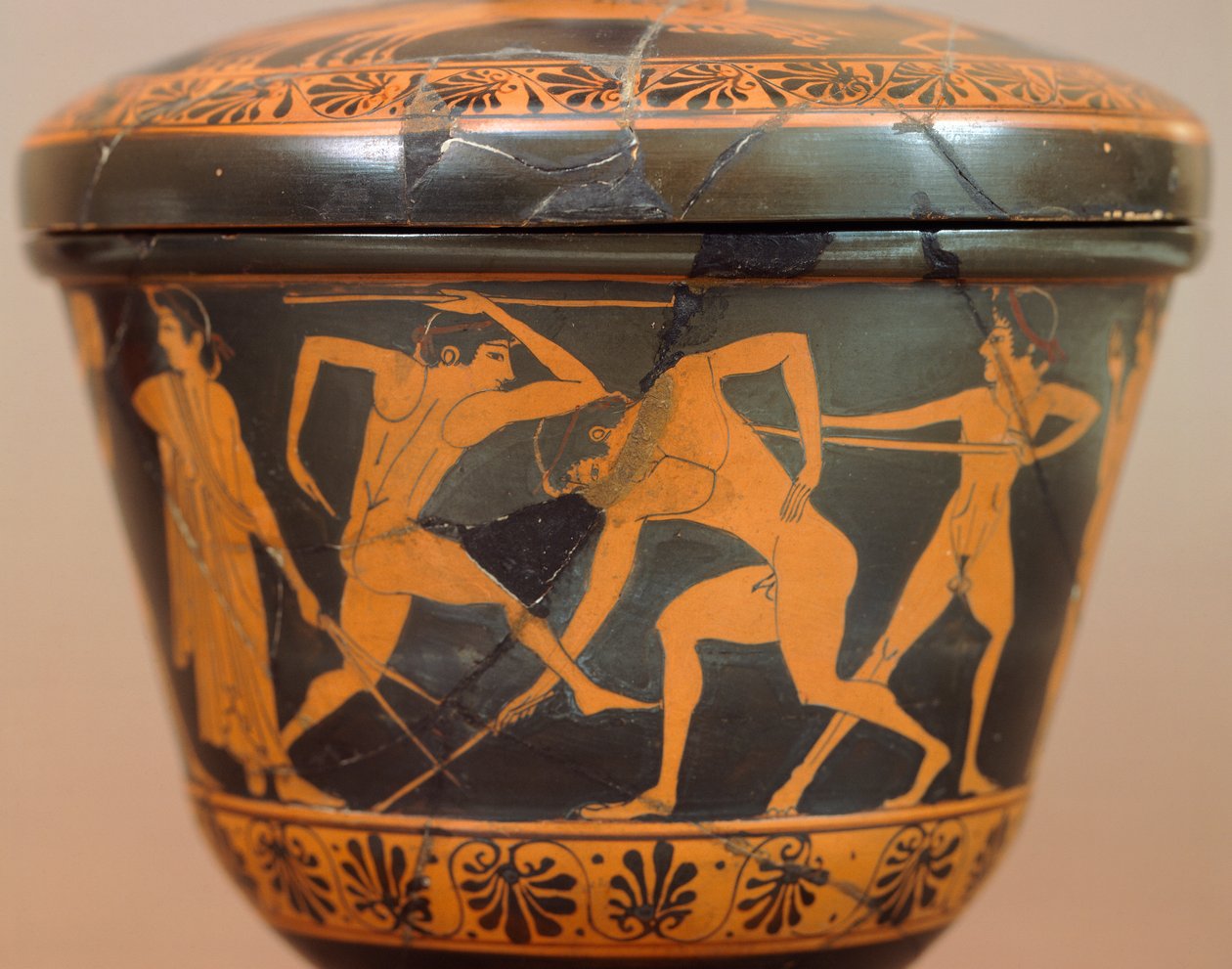 Pyxis مع الرياضيين في صالة الألعاب الرياضية. فخار أحمر الشكل ، من سيرفيتري (لاتسيو). الحضارة الأترورية ، القرن الرابع قبل الميلاد. بواسطة إتروسكان