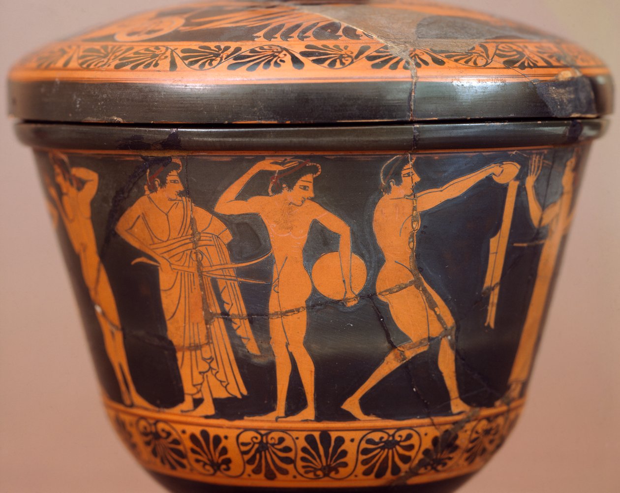 Pyxis مع الرياضيين الذين يؤدون رمي القرص والتخصصات الأخرى. فخار أحمر الشكل ، من سيرفيتري (لاتسيو). الحضارة الأترورية ، القرن الرابع قبل الميلاد. بواسطة إتروسكان