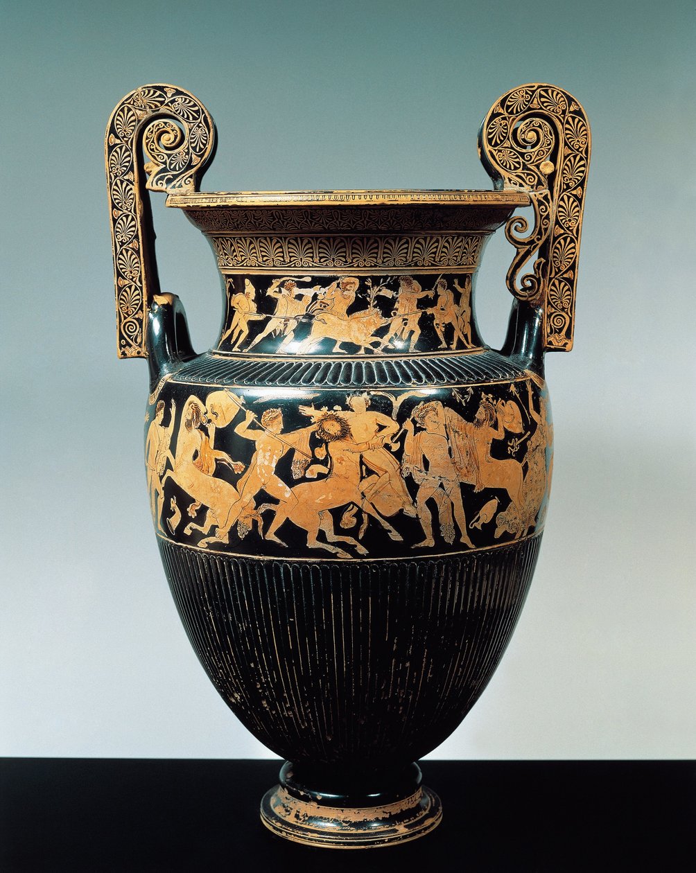 الفخار ذو الشكل الأحمر ، Attic krater مع مشاهد صيد الخنازير Calydonian والقتال بين Centaurs ، من مقبرة Etruscan في Spina ، منطقة Emilia Romagna ، إيطاليا بواسطة إتروسكان