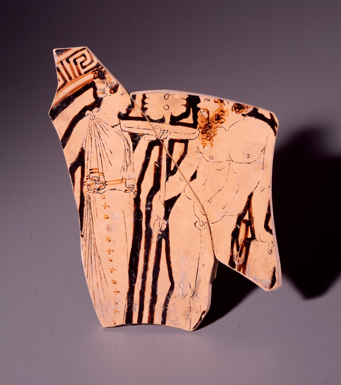 جزء من الطين من kylix يمثل maenad و satyr ، 350 قبل الميلاد بواسطة إتروسكان