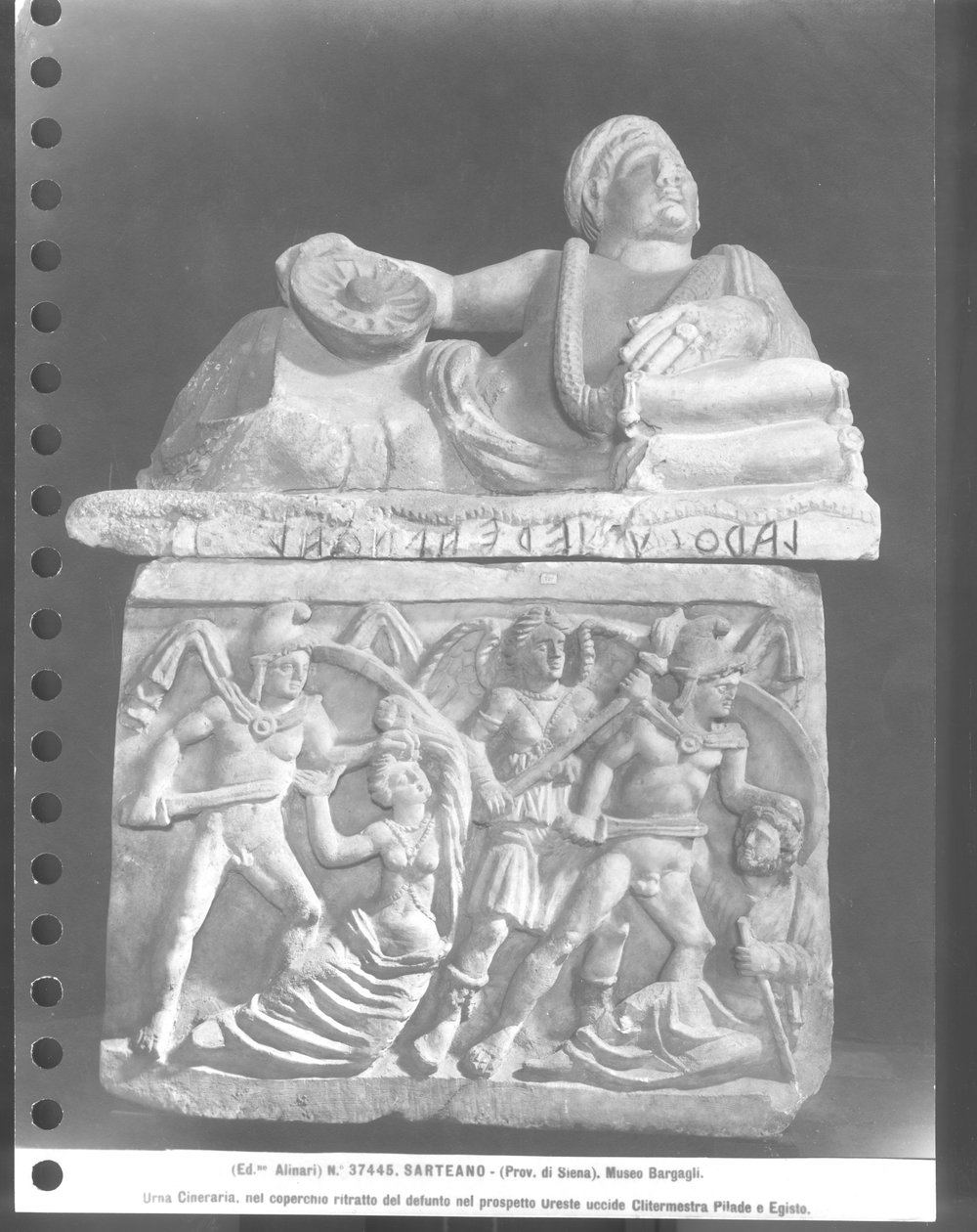 قتل Orestes Clytemnestra و Pylades مما أدى إلى مقتل Egisthe و Cinerary Urn (الرخام) (صورة b / w) بواسطة إتروسكان إتروسكان