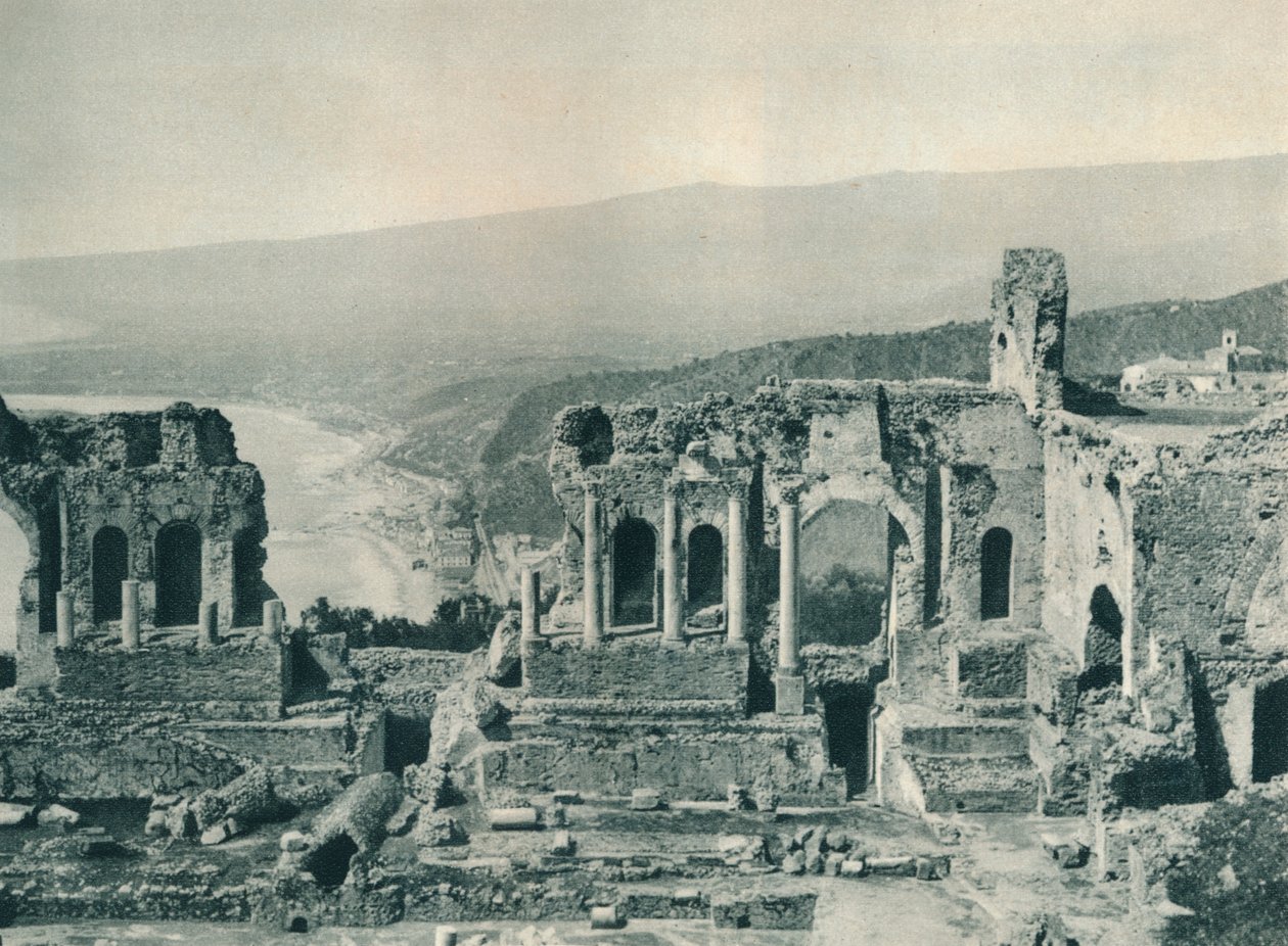 المسرح وغرفة الملابس للمسرح اليوناني ، تاورمينا ، صقلية ، إيطاليا ، 1927 بواسطة يوجين بوبيل