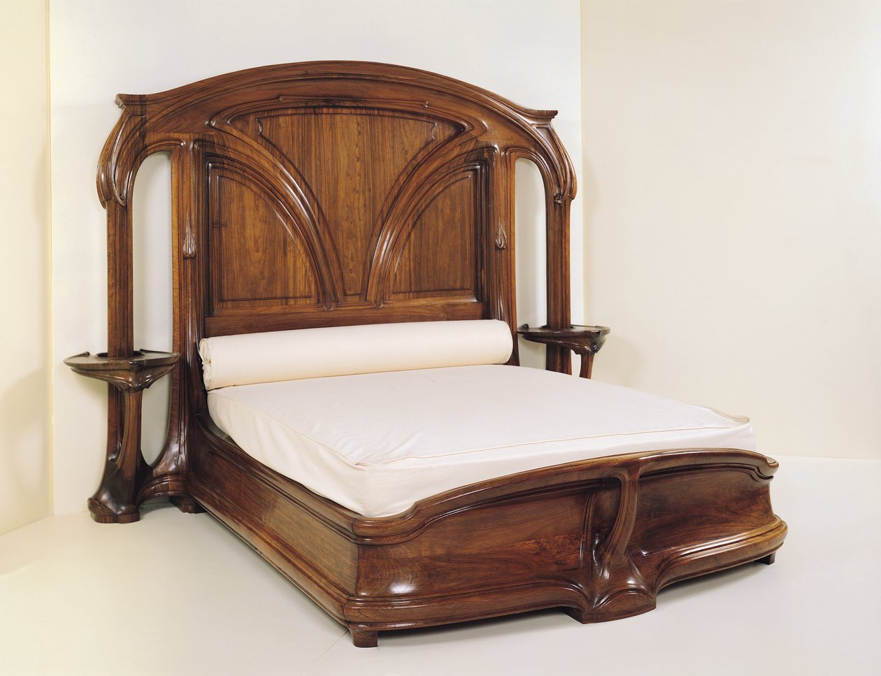 سرير على طراز الآرت نوفو ، 1900 (خشب) بواسطة يوجين فالين