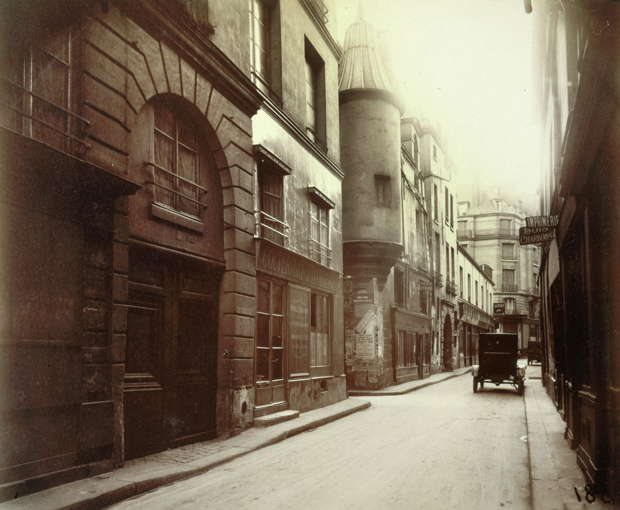 Hotel des Abbés de Fecamp، 3 rue Hautefeuille، 6th Arrondissement، Paris (b - w photo) بواسطة يوجين أتيج